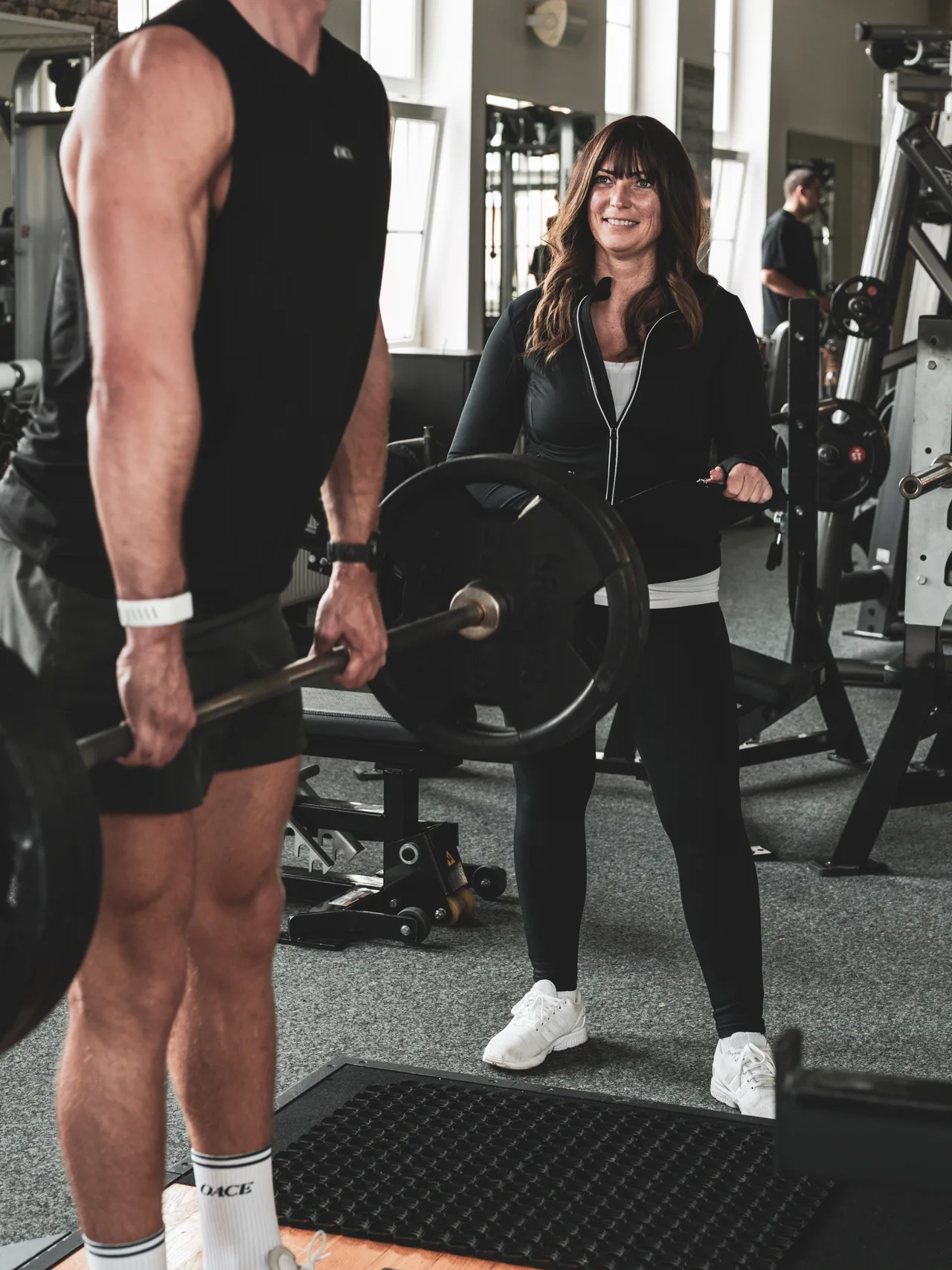 Liane begleitet einen Sportler beim Trainingsaufbau