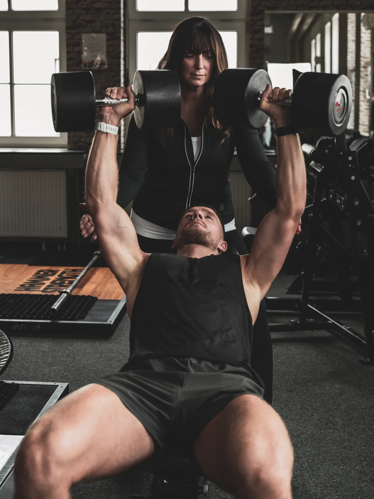 Liane begleitet einen Sportler beim Krafttraining